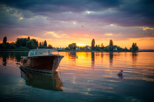 Motorboot vor spektakul&auml;rem Sonnenuntergang