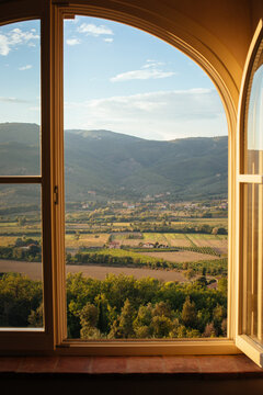 Fenster im Morgenlicht der Toscana