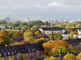 Blick von oben auf herbstliches Hamburg