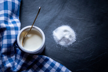 Yaourts natures dans pots blancs avec sucre en poudre