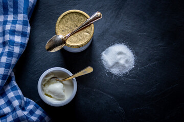 Yaourts natures dans pots blancs avec sucre en poudre