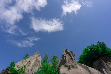 岩でできた山と青空 - 540347246
