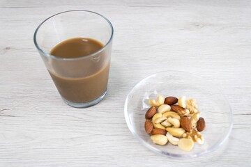 ミックスナッツとコーヒーで一休み
