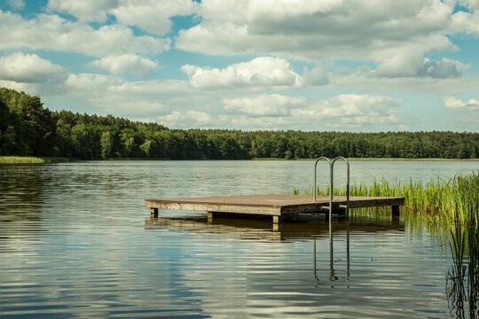Schwimmsteg im Sommer auf dem Moderfitzsee bei Himmelpfort, einem Ortsteil von F&uuml;rstenberg/Havel im Brandenburger Landkreis Oberhavel.