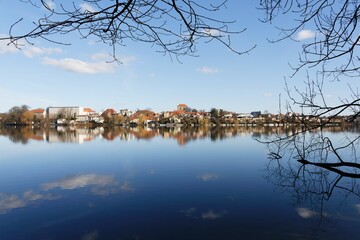 Strausberg ist eine Stadt im Landkreis Märkisch-Oderland. Sie liegt im Ballungsraum von Berlin. Blick von Jenseits des Sees.