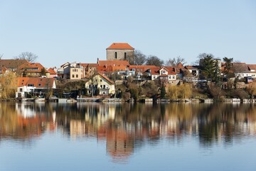 Strausberg ist eine Stadt im Landkreis Märkisch-Oderland. Sie liegt im Ballungsraum von Berlin. Blick von Jenseits des Sees.
