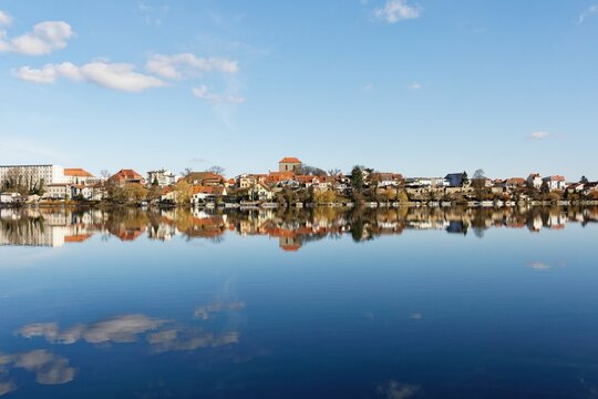Strausberg ist eine Stadt im Landkreis M&auml;rkisch-Oderland. Sie liegt im Ballungsraum von Berlin. Blick von Jenseits des Sees.