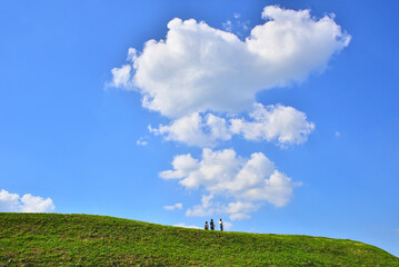Hill road with blue autumn sky and puffy clouds,
푸르른 가을하늘과 뭉게구름이...