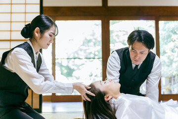 湯灌する葬儀スタッフ（湯灌納棺師）
