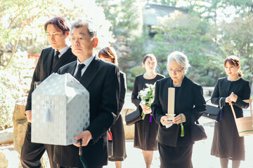 お葬式で納骨式に参列する遺族
