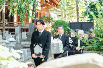お葬式で納骨式に参列する遺族
