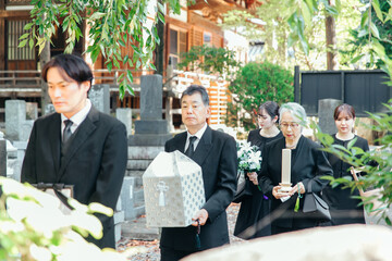 お葬式で納骨式に参列する遺族
