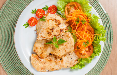 delicioso prato saudável com carne de frango e salada de alface e tomate