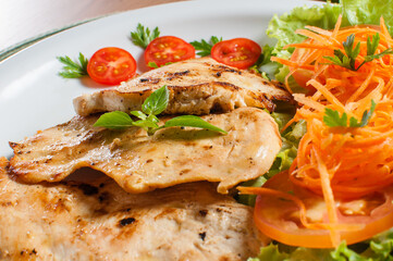 delicioso prato saudável com carne de frango e salada de alface e tomate e cenoura