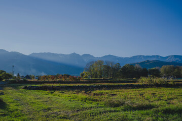 Fototapeta na wymiar 安曇郡白馬村から眺める、雄大な秋の北アルプスの連峰　鑓ヶ岳　白馬岳
