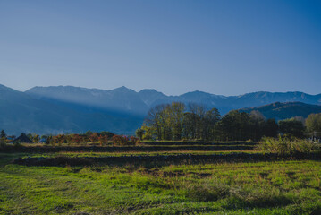 Fototapeta na wymiar 安曇郡白馬村から眺める、雄大な秋の北アルプスの連峰　鑓ヶ岳　白馬岳