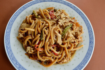 Chicken and vegetables with hokkien noodles