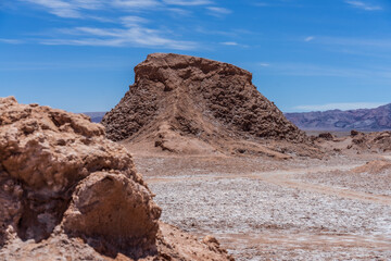 Desierto de Atacama, Chile. Viajes y aventuras en San Pedro de Atacama. Montaña de arena y piedras en el desierto mas arido del mundo.