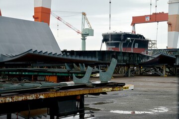 造船所で建造中の貨物船。