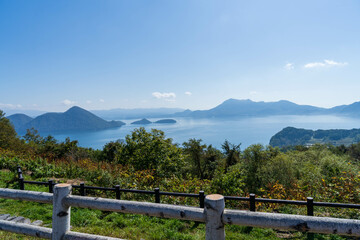 Fototapeta na wymiar 北海道の景勝地・サイロ展望台からの洞爺湖-フェンス越しの湖