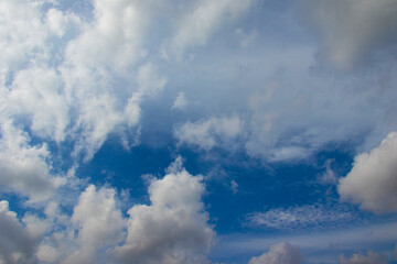 Obraz premium white cloud with blue sky background