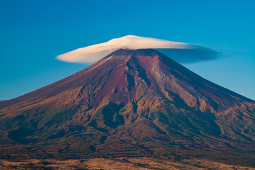 Fototapeta premium 富士山と笠雲