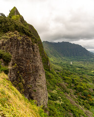 Obraz premium Stunning Hawaiian landscape on a cloudy day on Oahu. 