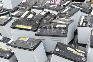 積み重ねて置かれた廃バッテリー