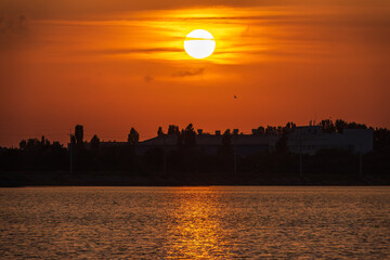 Fototapeta premium The sun goes down over a lake
