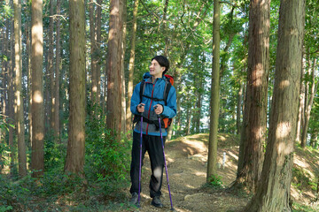 Obraz premium 山歩きする男性