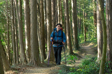 Obraz premium トレッキングする男性