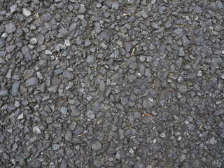 所々枯れ葉が混ざる、粗い目のコンクリートのテクスチャー