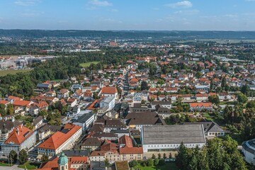 Die Stadt Altötting in der Oberbayerischen Region Inn-Salzach im Luftbild - obrazy, fototapety, plakaty