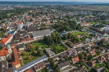 Die Stadt Altötting in der Oberbayerischen Region Inn-Salzach im Luftbild - obrazy, fototapety, plakaty
