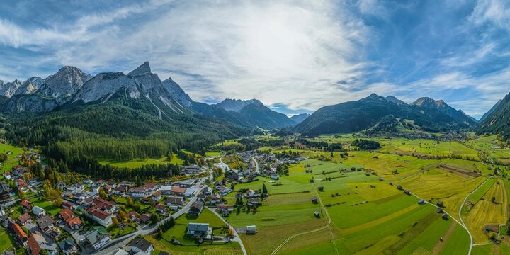 Herbstlicher Nachmittag bei Ehrwald im Tiroler Au&szlig;erfern