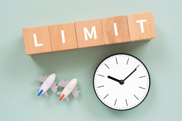 LIMITと書かれたブロックと飛行機と時計