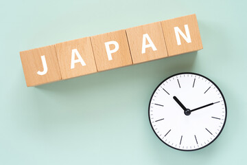 JAPANと書かれたブロックと時計
