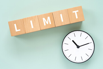 LIMITと書かれたブロックと時計
