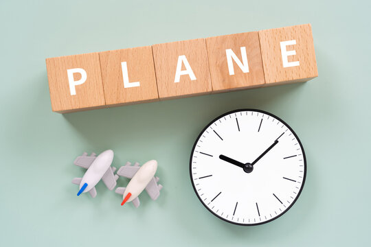 PLANEと書かれたブロックと飛行機と時計
