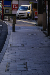 石畳の歩道とトラック