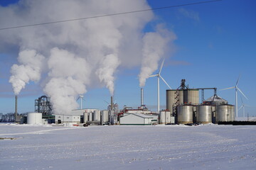 Obraz premium Ethanol plant pumping smog into the atmosphere.