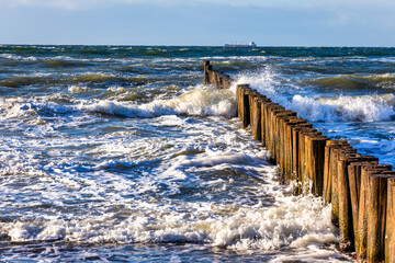 brechende Wellen an den Buhnen Ostsee