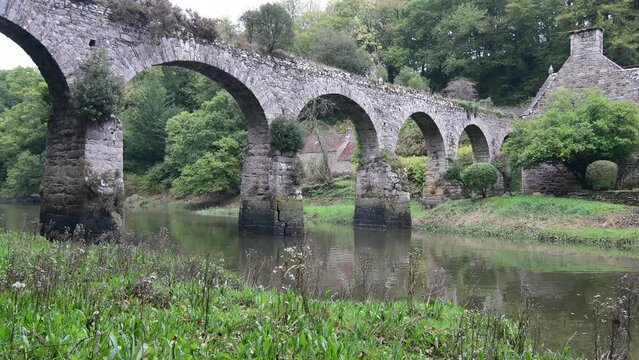 L' aqueduc du Guindy dans le Trégor en Bretagne France - 4K