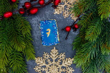 leckeres Plätzchen mit einer Zahl (7) auf dunklem weihnachtlichen Hintergrund