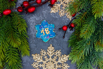 leckeres Plätzchen mit einer Zahl (18) auf dunklem weihnachtlichen Hintergrund