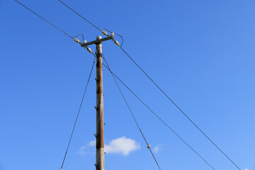 Obraz premium 電柱と電線と青い空