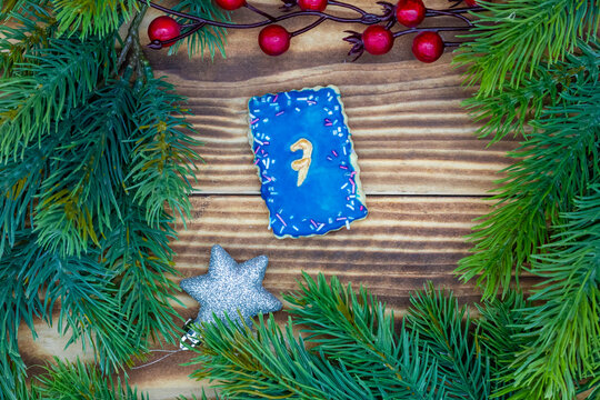 leckeres Pl&auml;tzchen mit einer Zahl (7) auf weihnachtlichen Hintergrund aus Holz