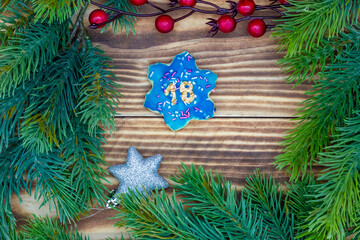 leckeres Plätzchen mit einer Zahl (18) auf weihnachtlichen Hintergrund aus Holz