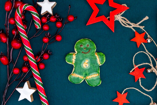 leckeres Pl&auml;tzchen mit einer Zahl (6) auf weihnachtlichen dunklen Hintergrund