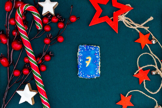 leckeres Pl&auml;tzchen mit einer Zahl (7) auf weihnachtlichen dunklen Hintergrund